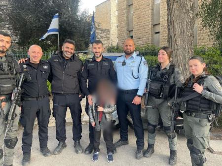 شرطة القدس تسعد طفل من ذوي الاحتياجات الخاصة بالعيساوية تعرض للتنمر 